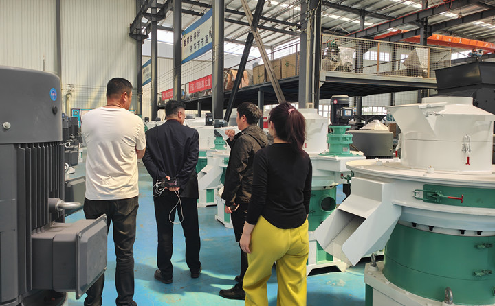 考察木材顆粒機(jī).jpg 考察木材顆粒機(jī).jpg