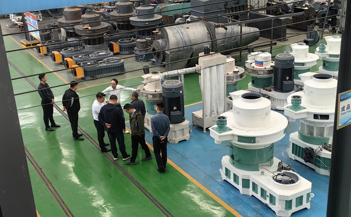 實(shí)地考察木屑顆粒機(jī).jpg 實(shí)地考察木屑顆粒機(jī).jpg