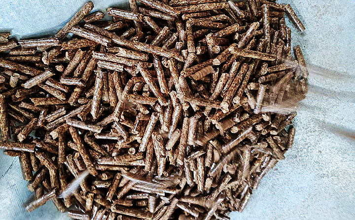 廢舊家具重獲新生成了生物質(zhì)燃料.jpg 廢舊家具重獲新生成了生物質(zhì)燃料.jpg