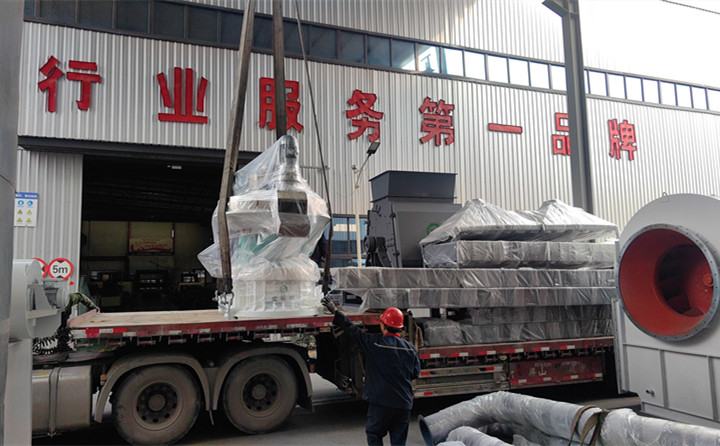 560型木屑顆粒機(jī)裝車發(fā)貨.jpg 560型木屑顆粒機(jī)裝車發(fā)貨.jpg