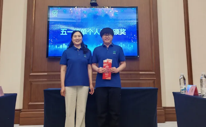 財務(wù)總監(jiān)劉清華為階段沖刺中的銷售精英隆重頒獎.png