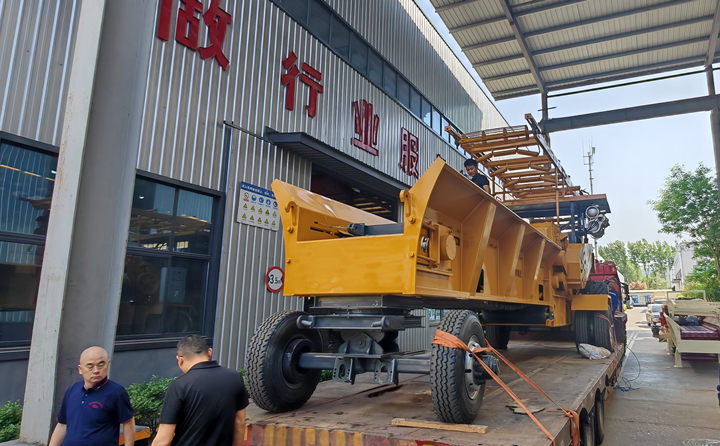 移動(dòng)式破碎機(jī)發(fā)貨.jpg 移動(dòng)式破碎機(jī)發(fā)貨.jpg